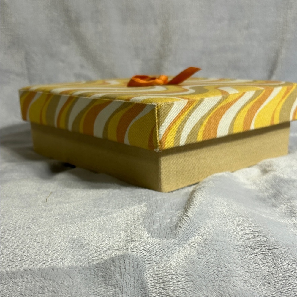 Victoria’s Secret Retro Wave Pattern Box with Ribbon (EMPTY) - Picture 3 of 11